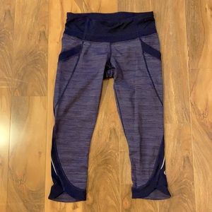 Lululemon crop leggings in navy blue stripped sz4